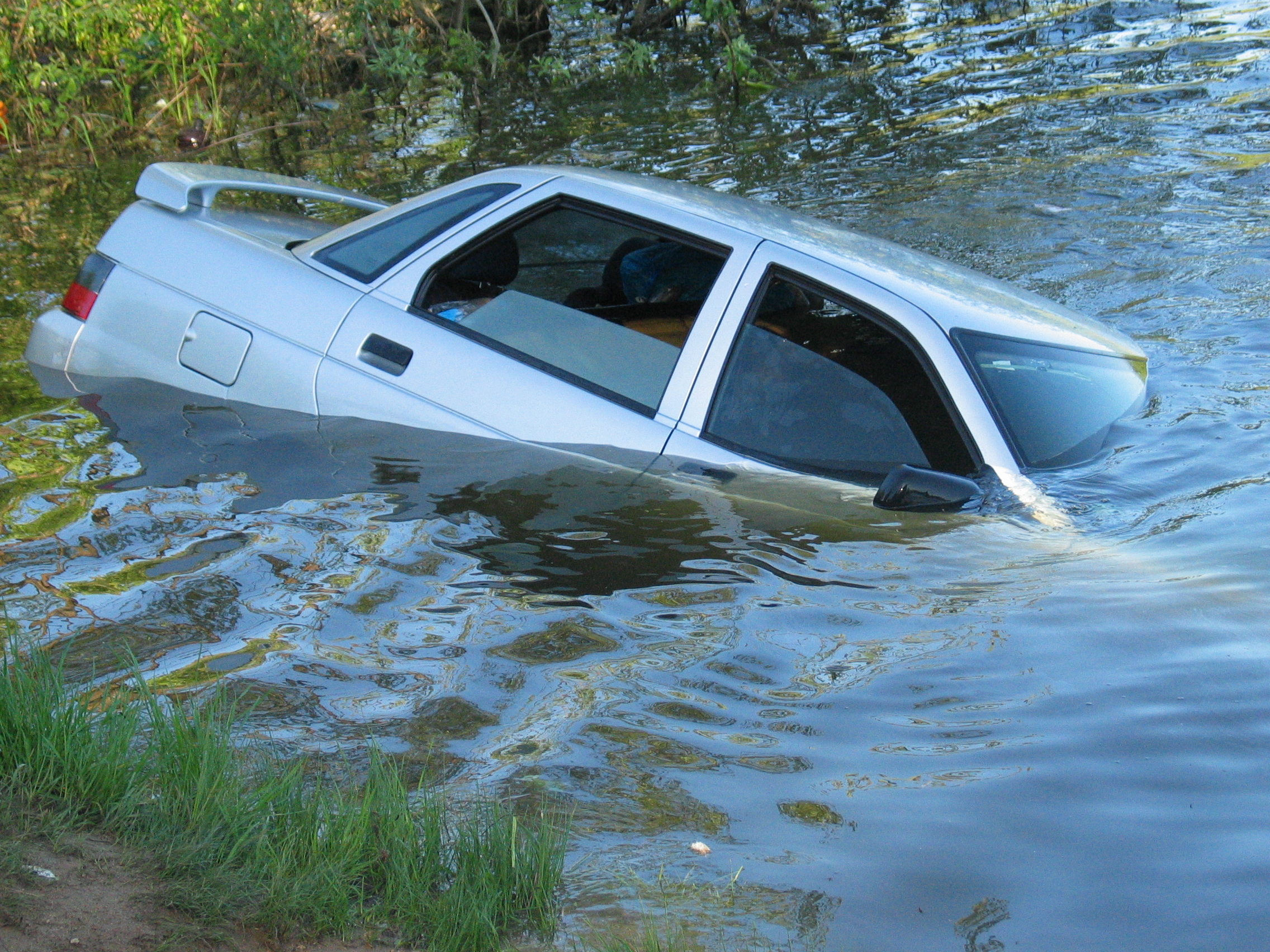 Машины падают в воду. Машина тонет. Утопленная машина. Машина в воде.